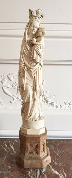 null ECOLE FRANCAISE du XIXème siècle Vierge couronnée à l'Enfant Jésus Ivoire sculpté...