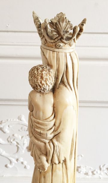 null ECOLE FRANCAISE du XIXème siècle Vierge couronnée à l'Enfant Jésus Ivoire sculpté...