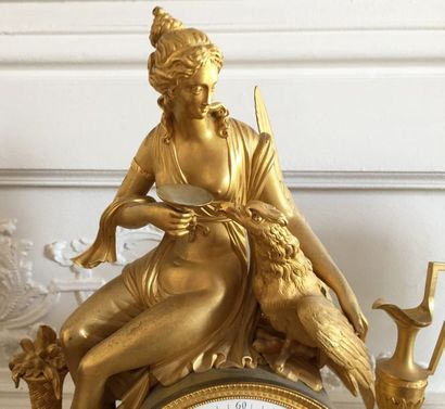 null PENDULE en bronze doré et ciselé à décor du thème mythologique d’Hébé, déesse...