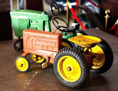 null "Deux Tracteurs à pédales"


Deux tracteurs, jouets à pédales pour enfants en...
