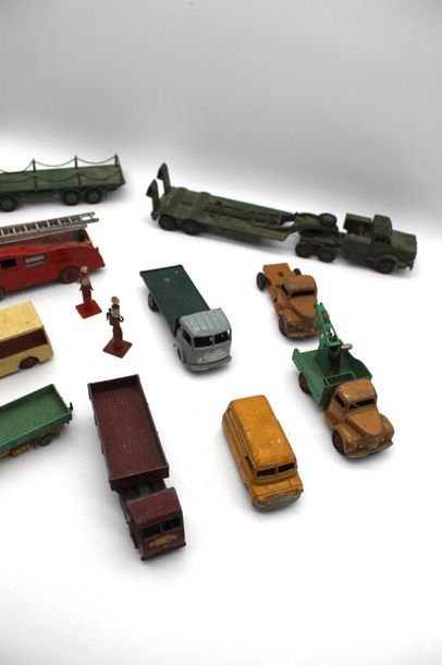 null "Dinky Toys - Véhicules utilitaires"


Miniatures à l'échelle 1/43 ème. Vendues...