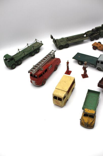 null "Dinky Toys - Véhicules utilitaires"


Miniatures à l'échelle 1/43 ème. Vendues...