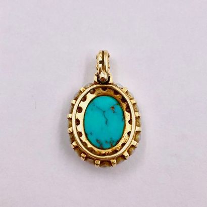 null PENDENTIF en or jaune 750 millièmes, turquoise et perles fines, à motif ovale...