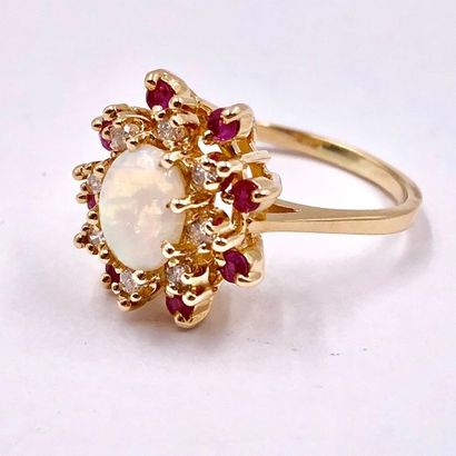 null BAGUE en or jaune 585 millièmes, opale, rubis et diamants, présentant un cabochon...