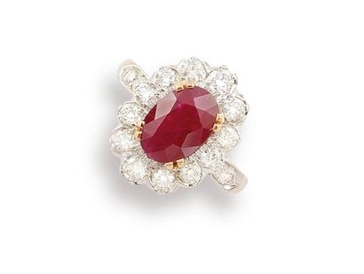 null BAGUE POMPADOUR en or jaune et gris 750 millièmes présentant un rubis de taille...