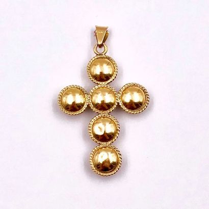 null PENDENTIF CROIX or jaune 750 millièmes et grenats , la croix dessinée de six...