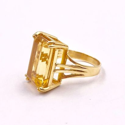 null BAGUE en or jaune 750 millièmes présentant une importante citrine de taille...