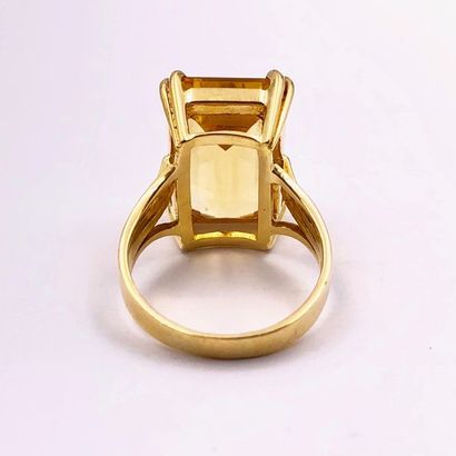 null BAGUE en or jaune 750 millièmes présentant une importante citrine de taille...