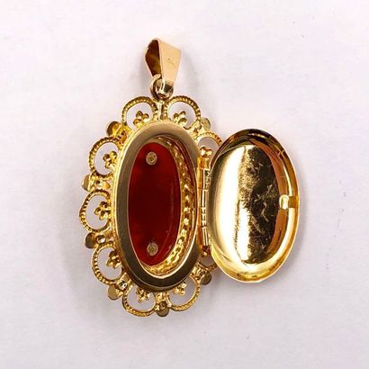 null PENDENTIF en or jaune, rose 750 millièmes, cornaline et grenat, de forme ovale,...