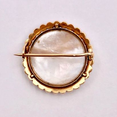 null BROCHE XIXe siècle en or jaune 750 millièmes et perles fines, de forme ronde...