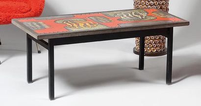 null TRAVAIL DES ANNEES 1960 Table basse à plateau de lave à décor abstrait émaillé...