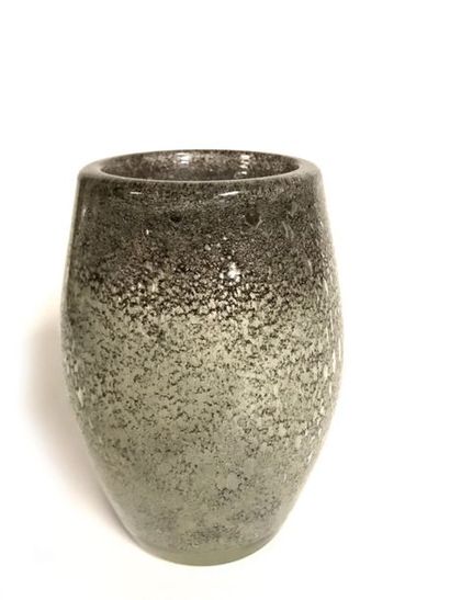 null MAURICE MARINOT (1882-1960) Vase en verre épais translucide à inclusions intercalaires...