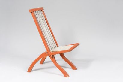 null PIERRE DARIEL (1886-1945) Editeur Chaise pliante en bois laqué orange et blanc...