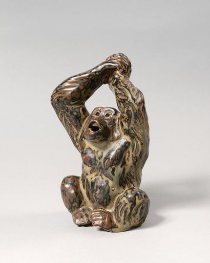 null KNUD KYHN (1880-1969) ROYAL COPENHAGUE (Manufacture) Chimpanzé assis applaudissant...