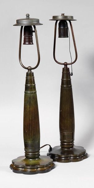 null JUST ANDERSEN (1884-1943) Modèle 1857 Paire de pieds de lampe en bronze patiné...