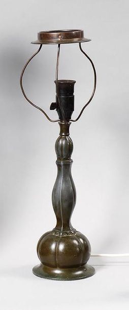 null JUST ANDERSEN (1884-1943) Pied de lampe polylobé en bronze patiné et rainuré...