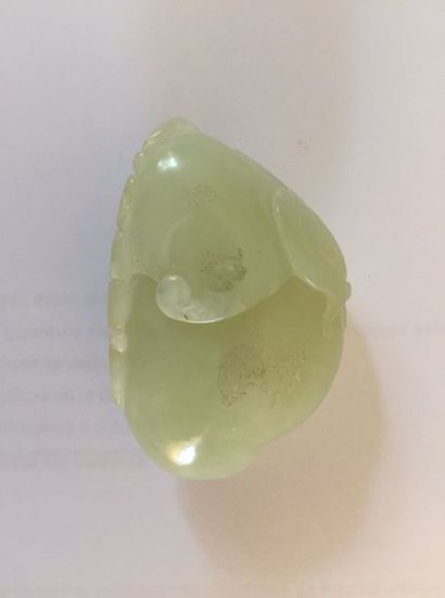 null CHINE Morceau de jade sculpté représentant un fruit XIXe-XXème siècle 5 x 3,5...