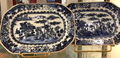 null CHINE Paire de plats en porcelaine bleu blanc à décor de paysage fleuris. XVIIIème...