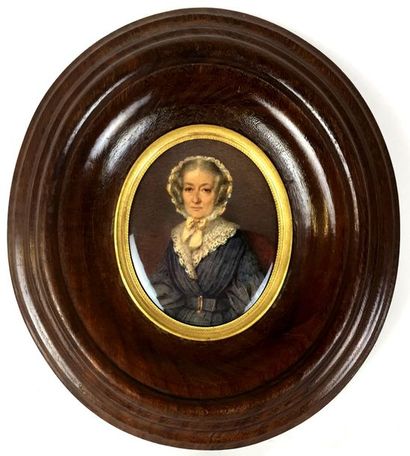 null ECOLE FRANCAISE du XIXème siècle Portrait de femme Miniature ovale sur papier...