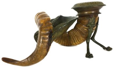 null Curieux ENCRIER en bronze patiné monté sur une corne de bélier. Fin XIXème siècle...