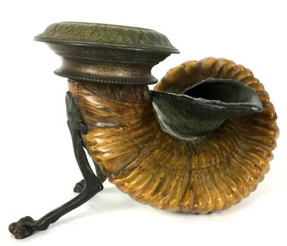 null Curieux ENCRIER en bronze patiné monté sur une corne de bélier. Fin XIXème siècle...
