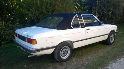 1982 BMW 323I BAUR E21 Numéro de série WBAAH3102C8401159

Rare version « top-cabriolet...