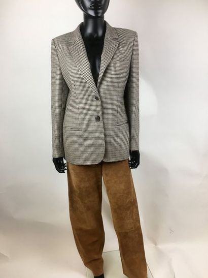 null N&B CLASSIQUE - ANONYME Deux vestes en laine dans les tons marrons et deux pantalons...