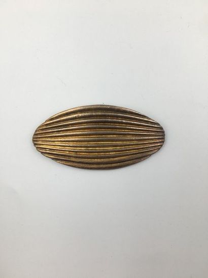 null LANVIN Broche en métal doré de forme ovale, signée au dos 3,5 x 4,5 cm (légères...