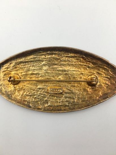 null LANVIN Broche en métal doré de forme ovale, signée au dos 3,5 x 4,5 cm (légères...