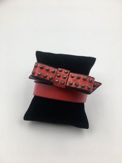 null KENZO Bracelet en cuir rouge ornementé d'un nœud sertie d'element en métal doré....