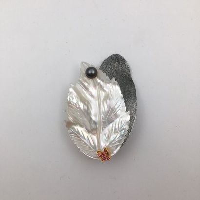 null BROCHE en métal argenté et nacre figurant deux feuilles avec une perle et un...
