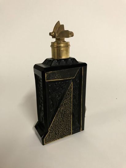 null JEAN LUCE (1895-1964) Vaporisateur de parfum en cristal opaque noir à décors...