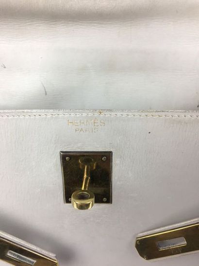 null HERMES PARIS- 1963 Sac modèle "Kelly" sellier gris perle, attaches et fermoire...