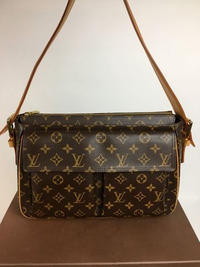 null LOUIS VUITTON VIVA CITE Sac à main grand modèle, à toile cirée et monogrammée...