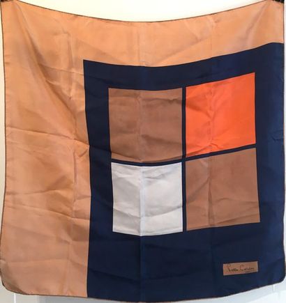 null PIERRE CARDIN Carré en soie dans les tons bleus et marrons 78 x 78 cm (petites...