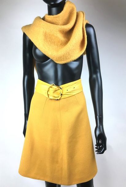 null LOT comprenant: Une jupe jaune et son echarpe en laine bouille une ceinture...