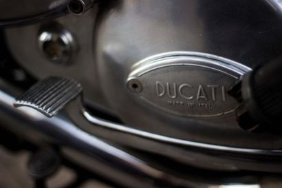 DUCATI 750 GT Cadre numéro ZDM750S754097

Moteur numéro 754133

Carte grise française

La...