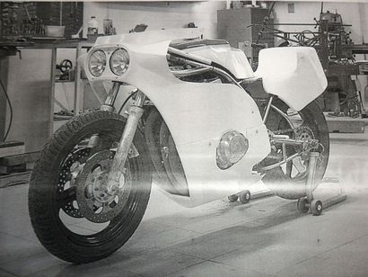 SUZUKI "NICO BAKKER" GSX 1000 Cette moto a été achetée par Tony Smith, pilote Anglais,...