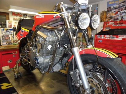 SUZUKI "NICO BAKKER" GSX 1000 Cette moto a été achetée par Tony Smith, pilote Anglais,...