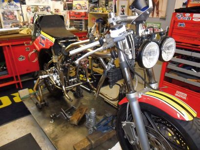 SUZUKI "NICO BAKKER" GSX 1000 Cette moto a été achetée par Tony Smith, pilote Anglais,...