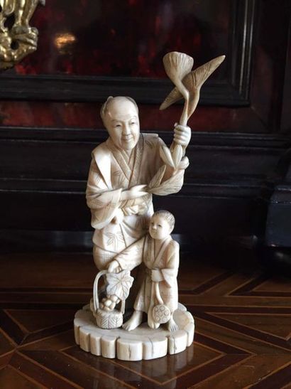 null JAPON Okimono en ivoire sculpté d'un enfant et son père à la cueillette. Début...