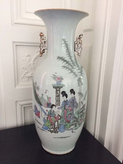 null CHINE Grand vase balustre en porcelaine polychrome à fond céladon à décor émaillé...