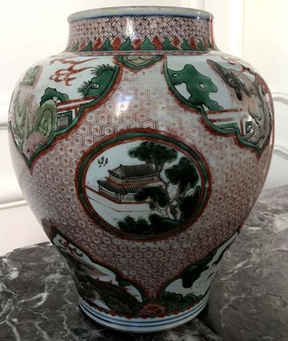 null CHINE Vase de forme boule en porcelaine polychrome à décor de paysages lacustres...