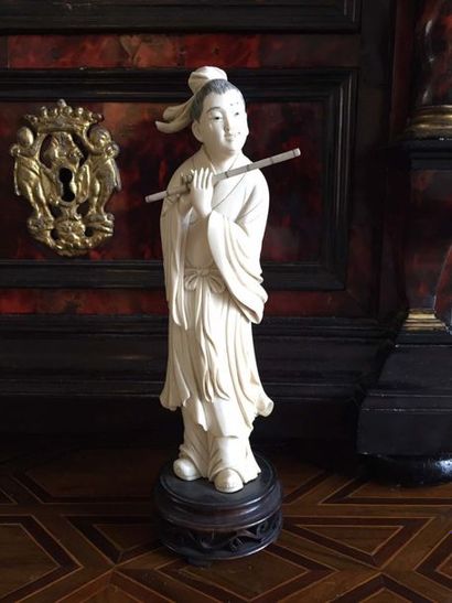 null JAPON Okimono en ivoire sculpté d'une joueuse de flûte. Début XXème siècle Haut...