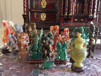 null CHINE Ensemble de seize groupes en pierre dure sculptée de personnages, de vase...