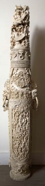 null CHINE Très grand vase couvert en ivoire richement gravé et sculpté en ronde-bosse...