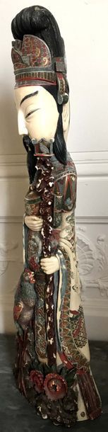 null CHINE Grand okimono en ivoire sculpté polychrome représentant un sage en habit...