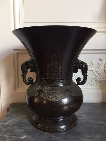 null CHINE Vase balustre a col évasé en bronze patiné de forme archaique, les prises...