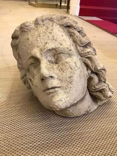 null TETE DE SAINT JEAN en pierre calcaire sculptée. XV/XVIe siècle H.32 cm (légers...