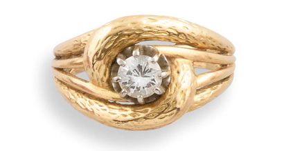 null BAGUE TOURBILLON ANNEES 1950 

en or jaune 750 millièmes et diamant, le diamant...